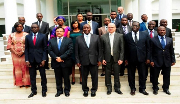 Photo de famille de SEM le Premier Ministre, en compagnie des autorits Ivoiriennes et Franaises,  la fin de la crmonie.